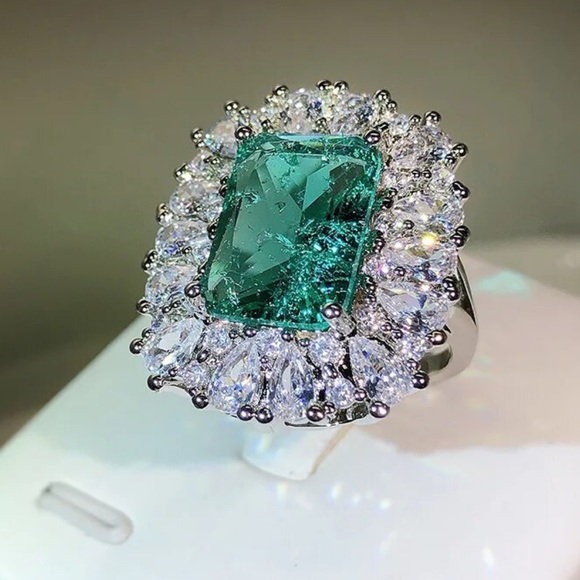 Green Pariba Statement Ring - Picture 5 of 8